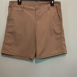Nine West Vintage American Jeans size 6/27. Relaxed tan shorts.